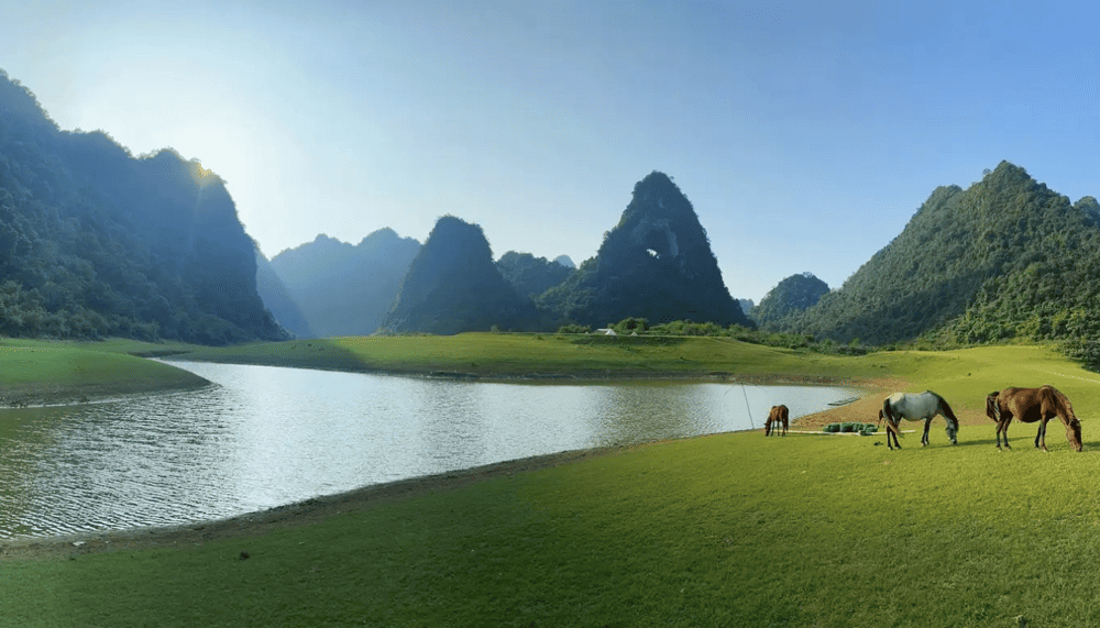 Nui Thung, with its iconic natural arch resembling a giant eye, is a dream come true for landscape photographers and nature lovers (Source: Fanpage N&uacute;i Thủng - N&uacute;i mắt thần, Tr&agrave; Lĩnh, Cao Bằng)